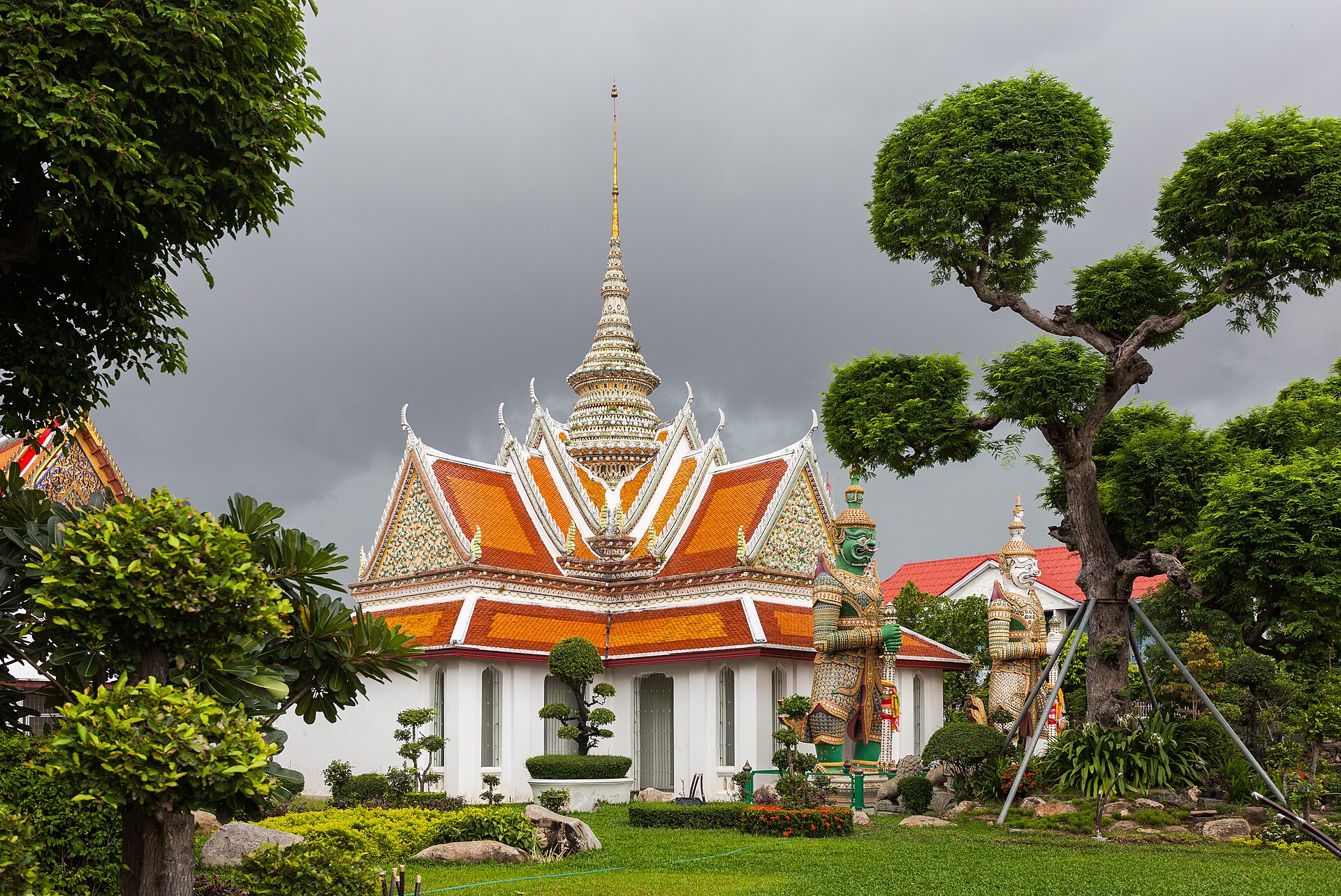 Świątynia Wat Arun nad rzeką Chao Phraya